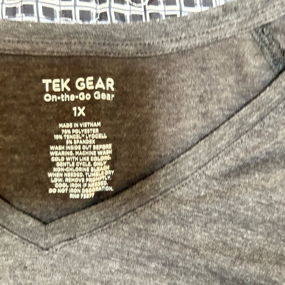 Women’s plus size 1x Tek Gear on the go gear workout shirt